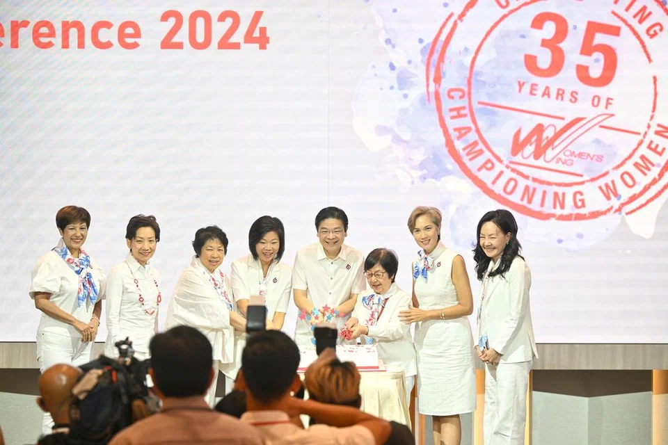 Perdana Menteri, Encik Lawrence Wong, bersama dengan (dari kiri) Menteri di Pejabat Perdana Menteri, Cik Indranee Rajah; Menteri Kemampanan dan Sekitaran, Cik Grace Fu; mantan pengerusi Sayap Wanita PAP, Cik Lim Hwee Hwa; Cik Sim Ann; mantan pengerusi Sayap Wanita PAP, Cik Aline Wong; Menteri Penerangan dan Pembangunan Digital, Cik Josephine Teo; dan pengerusi penganjur Persidangan Sayap Wanita PAP, Cik Rachel Ong, memotong kek bagi menyambut ulang tahun ke-35 Sayap Wanita PAP pada 31 Ogos.