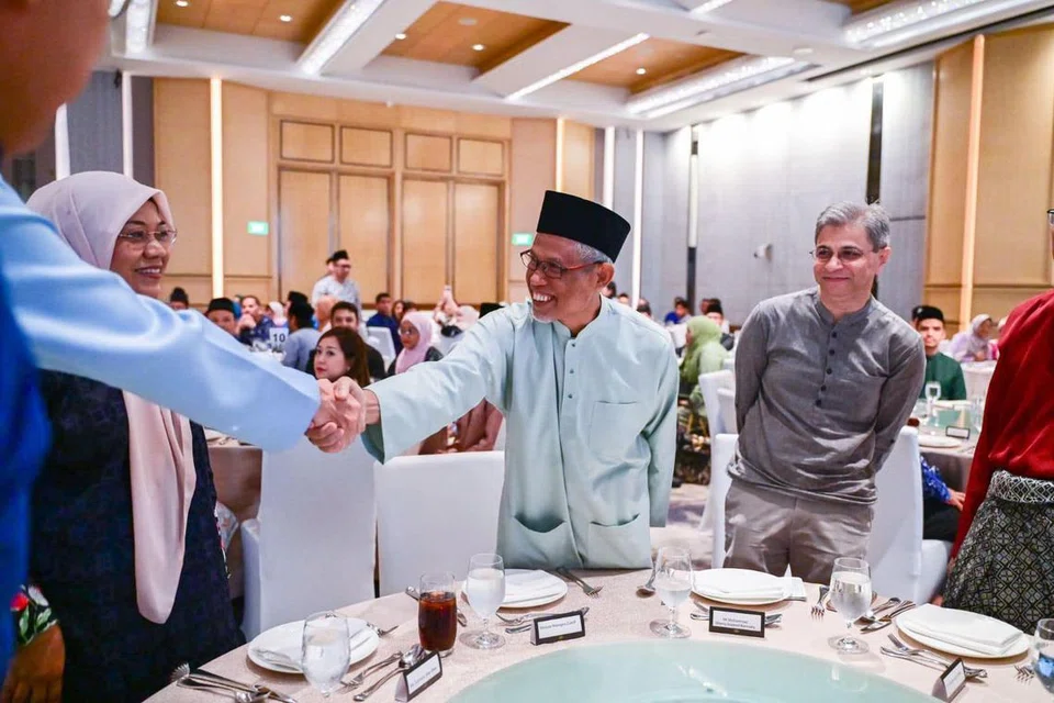 Menteri Bertanggungjawab bagi Ehwal Masyarakat Islam, Encik Masagos Zulkilfi Masagos Mohamad, bersalaman semasa majlis Makan Tengah Hari Rangkaian Hari Raya Mendaki Singapura.