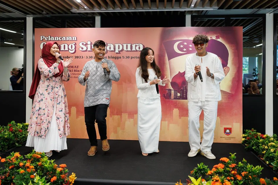 SUMBANG SUARA: Barisan bakat muda yang telah menyumbangkan suara bagi projek tersebut terdiri daripada (dari kiri) Suryana Norddin, Reyza Hamizan, Hanie Bella dan Syah Riszuan. 