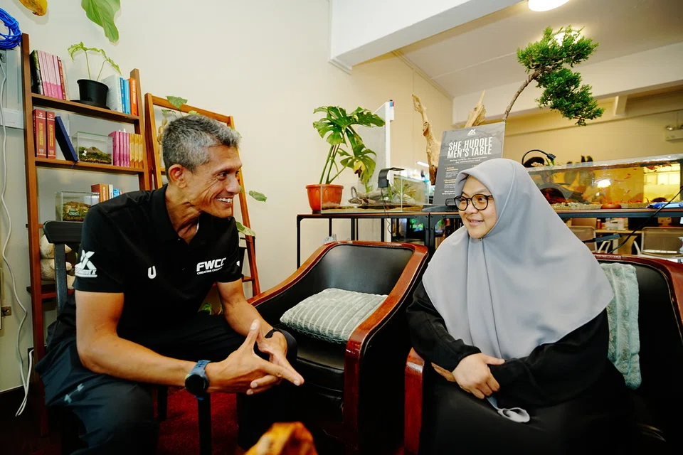Pengarah Pengasas Alternative.Minds, Cik Maimunah Mosli (kanan) bersama pengasas Fabian Williams Coaching Concepts (FWCC) dan Movement Mechanics, Encik Fabian Williams di pusat Alternative X yang terletak di 7 Jalan Saudara Ku pada 9 Oktober.