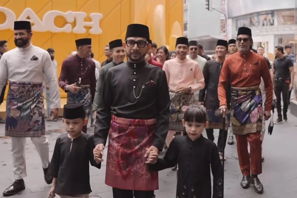 Sepanjang sejarah, lelaki biasanya dilihat dalam pemakaian baju Melayu potongan klasik, dipadankan dengan kain samping.