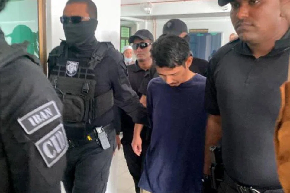 Bekas guru, Mohd Fadzly Ariffadzilah, 36 tahun (tengah), dituduh membunuh dengan kejam kenalan universitinya, Allahyarhamha Istiqomah Ahmad Rozi, 34 tahun, di Mahkamah Majistret Alor Gajah, Melaka, pada 19 Ogos. 