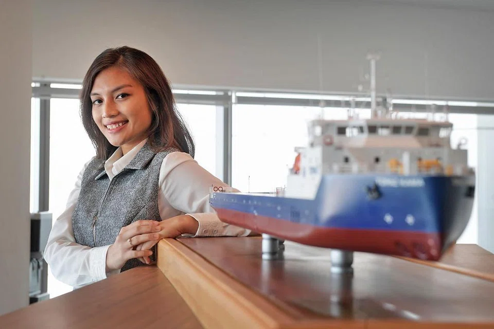 LUASKAN MINDA: Peluang meluaskan minda, mengukuhkan kepimpinan dan kemahiran bekerja tanpa sempadan - itulah yang menarik Cik Nurul Fatin menceburi bidang maritim. - Foto BM oleh ALPHONSUS CHERN