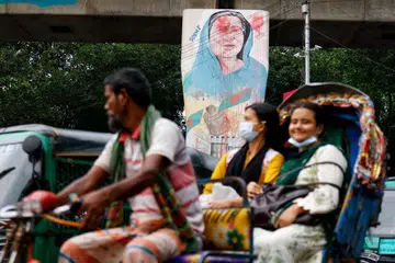 Orang ramai melalui mural bekas Perdana Menteri Bangladesh, Sheikh Hasina, di Universiti Dhaka pada 29 Jun. Pihak berkuasa Bangladesh kini menyita aset bernilai kira-kira 760 bilion taka (S$8 bilion) yang dikaitkan dengan Hasina, keluarganya dan 10 kumpulan perniagaan, ketika siasatan terhadap dakwaan rasuah serta pengubahan wang haram diperluaskan. Hasina, yang kini berada di India selepas digulingkan dalam kebangkitan rakyat pada 2024, turut berdepan hukuman mati dan beberapa sabitan mahkamah, namun menyatakan hasrat untuk pulang ke Bangladesh sebelum akhir tahun ini bagi menyerahkan diri kepada pihak berkuasa.