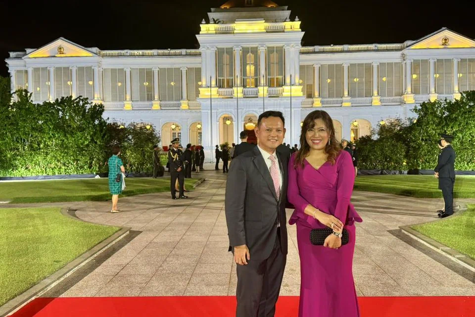 Menteri Negara Kanan (Pertahanan merangkap Tenaga Manusia), Encik Zaqy Mohamad, mengenakan sut hitam, manakala isterinya, Cik Haryane Mustajab, memakai baju gaya ‘peplum’ berwarna ungu.