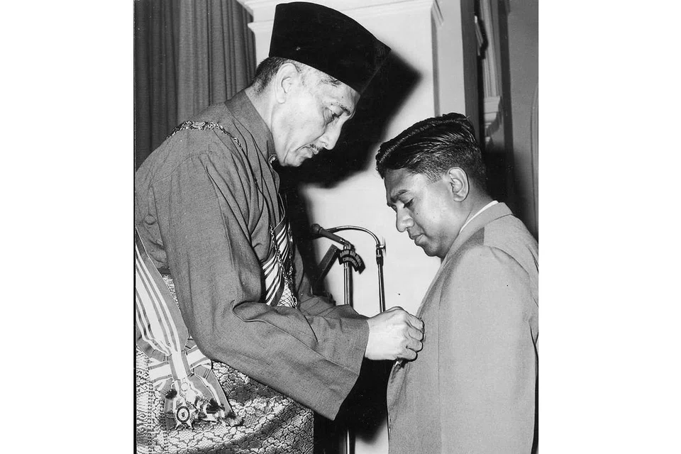 TERIMA ANUGERAH: Encik Nathan selakuPengarah Unit Kajian Buruh menerima anugerah Hari Kebangsaan Bintang Bakti Masyarakat daripada Yang di-Pertuan Negara, Encik Yusof Ishak.