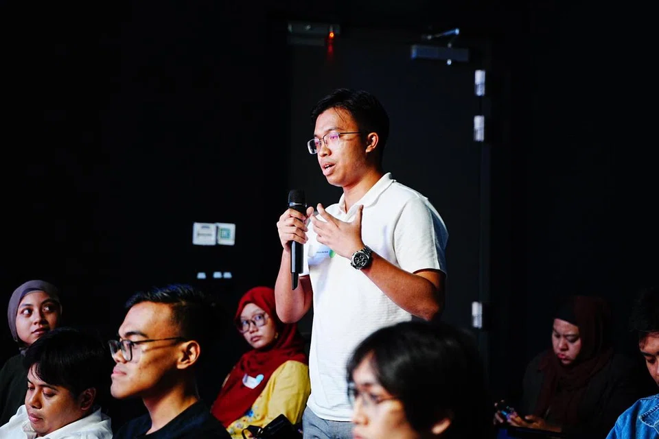 Encik Mikhyle Mat Noor menyuarakan kebimbangan bahawa masyarakat Melayu/Islam masih kurang peka terhadap pendidikan dan perkembangan semasa dalam era teknologi yang kian pesat.