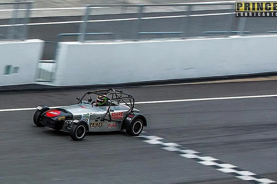 MENYERLAH: Sekalipun 'berehat' dua tahun daripada sukannya ini, Daim kekal cemerlang apabila memenangi dua perlumbaan siri Sukan Motor Caterham Prince Lubricants yang diadakan di Litar Sepang, Malaysia, bulan lalu. - Foto-foto INRAN BAGHA