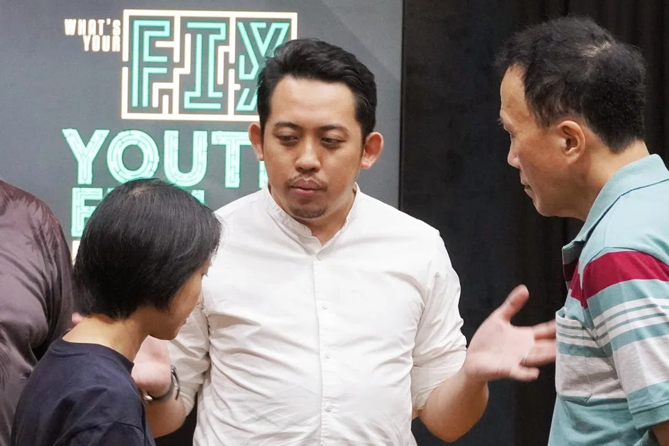 BINCANG TOPIK DADAH: Encik Ahmad Firdaus Daud berinteraksi dengan para peserta di sesi dialog filem belia NCADA pada 22 September 2023, yang antara lain mengadakan kegiatan bagi membolehkan golongan muda berkongsi pandangan mengenai penyalahgunaan dadah.
