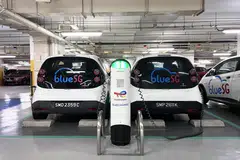 SEMAKIN POPULAR: Stesen mengecas kereta elektrik di tempat letak kereta. Pembuat kereta elektrik China BYD, kini dahului Tesla untuk jadi jenama berkuasa bateri terlaris di Singapura. 