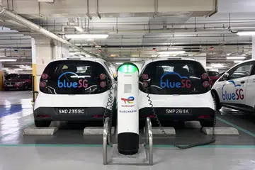SEMAKIN POPULAR: Stesen mengecas kereta elektrik di tempat letak kereta. Pembuat kereta elektrik China BYD, kini dahului Tesla untuk jadi jenama berkuasa bateri terlaris di Singapura. 