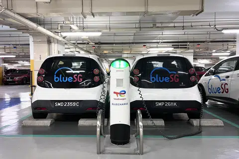 SEMAKIN POPULAR: Stesen mengecas kereta elektrik di tempat letak kereta. Pembuat kereta elektrik China BYD, kini dahului Tesla untuk jadi jenama berkuasa bateri terlaris di Singapura. 