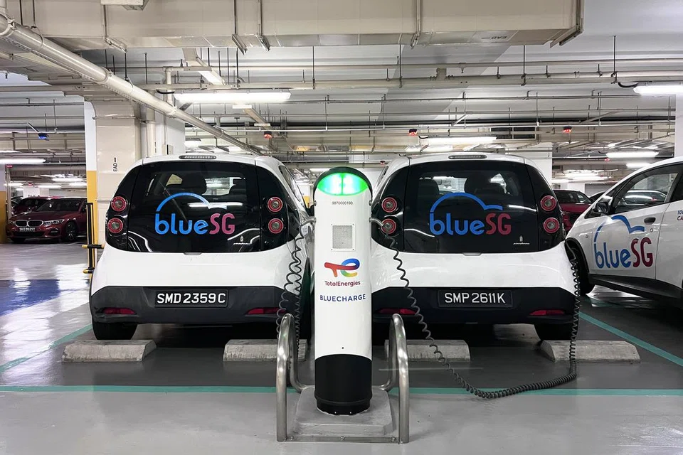 SEMAKIN POPULAR: Stesen mengecas kereta elektrik di tempat letak kereta. Pembuat kereta elektrik China BYD, kini dahului Tesla untuk jadi jenama berkuasa bateri terlaris di Singapura. 