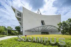 Terletak di CleanTech Park di Daerah Inovasi Jurong (JID), SJ Campus merupakan pusat strategik untuk kerjasama, pembelajaran dan makmal hidup untuk penyelesaian inovatif bagi persekitaran terbina.