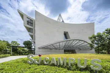 Terletak di CleanTech Park di Daerah Inovasi Jurong (JID), SJ Campus merupakan pusat strategik untuk kerjasama, pembelajaran dan makmal hidup untuk penyelesaian inovatif bagi persekitaran terbina.