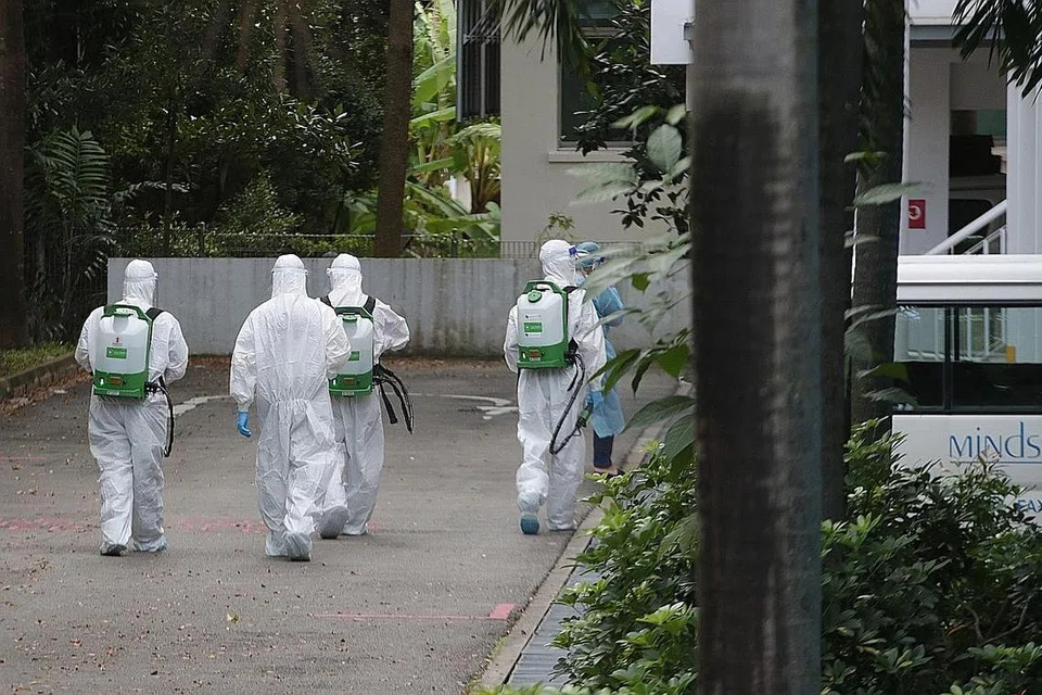 JALANI PEMBERSIHAN: Rumah Dewasa Kurang Upaya MINDSville di Hougang menjalani kerja pembersihan dan nyahjangkitan, setelah 27 kes Covid-19 disahkan di rumah tersebut. - Foto BH oleh TIMOTHY DAVID
