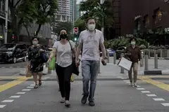 FASA 3 BOLEH BERLANJUTAN: Menteri Kesihatan, Encik Gan Kim Yong, menjelaskan di Parlimen bahawa Fasa 3 pembukaan semula Singapura boleh berlangsung selama setahun dengan kekangan akan dikenalkan semula jika jumlah kes meningkat. - Foto EPA-EFE