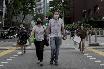 FASA 3 BOLEH BERLANJUTAN: Menteri Kesihatan, Encik Gan Kim Yong, menjelaskan di Parlimen bahawa Fasa 3 pembukaan semula Singapura boleh berlangsung selama setahun dengan kekangan akan dikenalkan semula jika jumlah kes meningkat. - Foto EPA-EFE