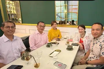 Encik Seah Kian Peng (dua dari kiri) mengucap terima kasih kepada Encik Fahmi Aliman (kanan) dalam satu hantaran di media sosial selepas makan tengah hari bersama Profesor Madya Dr Muhammad Faishal Ibrahim (kiri), Cik Tin Pei Ling (tiga dari kiri) dan Cik Diana Pang (dua dari kanan).