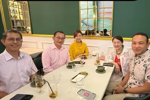 Encik Seah Kian Peng (dua dari kiri) mengucap terima kasih kepada Encik Fahmi Aliman (kanan) dalam satu hantaran di media sosial selepas makan tengah hari bersama Profesor Madya Dr Muhammad Faishal Ibrahim (kiri), Cik Tin Pei Ling (tiga dari kiri) dan Cik Diana Pang (dua dari kanan).