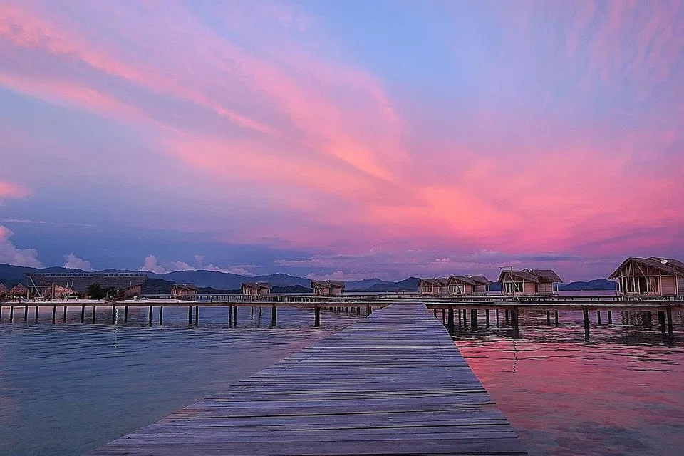 DIMANJA PEMANDANGAN DAN LAYANAN HEBAT: Langit yang biru berubah menjadi merah jambu dan jingga tatkala matahari mula tenggelam (gambar atas). - Foto BH oleh ERVINA MOHD JAMIL