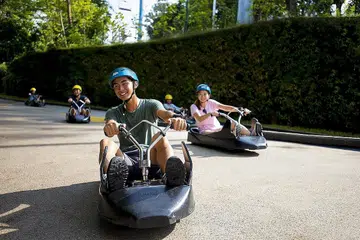 SKYLINE LUGE SENTOSA: Penuhi impian pelumba dalam diri anda dengan menaiki kereta ibarat 'gokart' Skyline Luge di Sentosa ini. Pengunjung boleh memilih daripada empat trek seperti 'Dragon Trail' atau 'Expedition Trail', sambil menikmati kehijauan pulau itu. Mereka yang ingin kelainan boleh memilih untuk menaikinya di waktu malam. - Foto SKYLINE LUGE SENTOSA