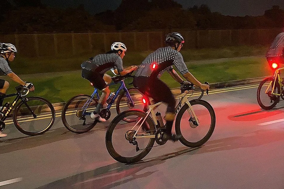 KAYUHAN MALAM: Hasrat menjayakan projek amal 'Habibi 500' membuat Encik Muhammad Idris dan Encik Khoo sedia mengharungi 'keperitan' mengelilingi 32 pusingan di laluan panjang dekat pantai Changi itu. 