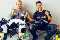 IMPIAN MELIHAT PERMOTORAN MAJU: Pencinta sukan permotoran, (dari kiri) Encik Abdul Khalik Nordin dan Encik Muhammad Fazli Kamaruddin, mengusahakan acara SingaMoto Track Day di Terminal Feri Tanah Merah hari ini demi memupuk kesedaran dan mengembalikan bahang sukan ini di Singapura. - Foto SINGAMOTO SG PTE LTD