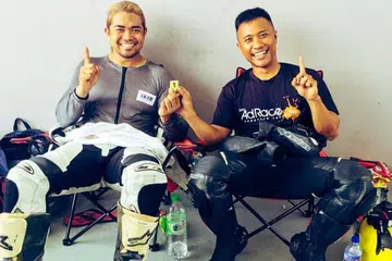 IMPIAN MELIHAT PERMOTORAN MAJU: Pencinta sukan permotoran, (dari kiri) Encik Abdul Khalik Nordin dan Encik Muhammad Fazli Kamaruddin, mengusahakan acara SingaMoto Track Day di Terminal Feri Tanah Merah hari ini demi memupuk kesedaran dan mengembalikan bahang sukan ini di Singapura. - Foto SINGAMOTO SG PTE LTD