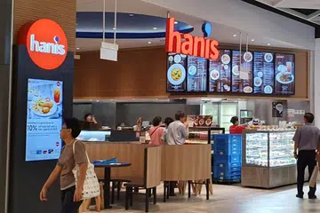 Kedai makan Hanis, yang terletak di aras dua bawah tanah di pusat beli-belah PLQ Mall, telah digantung lesen selama dua minggu mulai 14 hingga 27 Mei.