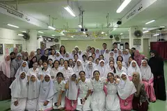JALIN HUBUNGAN: Kakitangan dan pelajar Sekolah Tinggi Chung Cheng (Utama) melawat Madrasah Al-Ma'arif Al-Islamiah semasa Ramadan dan Syawal lalu untuk memahami budaya dan amalan masyarakat Melayu/Islam. Sekolah SAP itu akan menjadi tuan rumah lawatan pelajar madrasah sempena perayaan musim luruh bulan depan. - Foto MADRASAH AL-MA'ARIF AL-ISLAMIAH