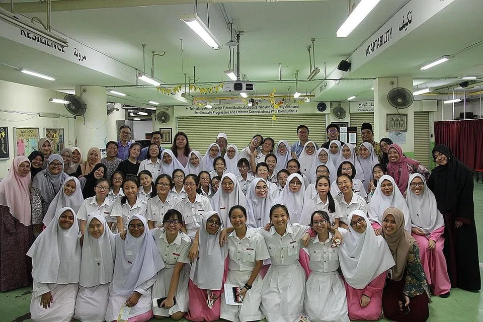 JALIN HUBUNGAN: Kakitangan dan pelajar Sekolah Tinggi Chung Cheng (Utama) melawat Madrasah Al-Ma'arif Al-Islamiah semasa Ramadan dan Syawal lalu untuk memahami budaya dan amalan masyarakat Melayu/Islam. Sekolah SAP itu akan menjadi tuan rumah lawatan pelajar madrasah sempena perayaan musim luruh bulan depan. - Foto MADRASAH AL-MA'ARIF AL-ISLAMIAH