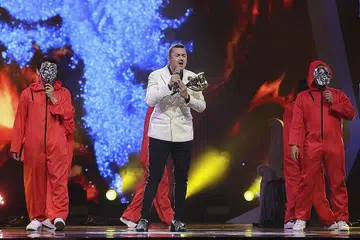 TERIMA DENGAN REDA: Datuk Fazley Yaakob (tengah), yang mendapat markah paling rendah iaitu 50 peratus pada konsert keempat Gegar Vaganza 8 kelmarin, menerima penyingkirannya, malah mengubah komen negatif warganet sebagai sesuatu yang membakar semangatnya. - Foto ASTRO