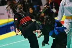 PENCAK SILAT: Nurul Shafiqah Mohd Saiful (kiri) menentang Tran Thi Them dari Vietnam dalam pusingan separuh akhir acara tanding puteri kelas B di Sukan Asia di Jakarta.