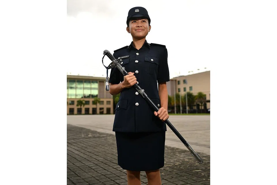 PENERIMA PEDANG MERIT: Inspektor Erna Adlina Kamarul Azman menerima Pedang Merit baru-baru ini, pencapaian yang dianggapnya satu tanggungjawab berat. - Foto BH oleh CHONG JUN LIANG