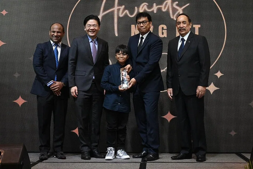 DIIKTIRAF: Encik Wong (dua dari kiri) menyampaikan anugerah Usahawan Lelaki Terbaik kepada Pengarah Urusan Enercon Asia, Encik Azhar Othman, di Jamuan Gala dan Anugerah DPPMS. Bersama di atas pentas ialah Presiden DPPMS, Encik Farid Khan (kanan), CEO Propnex Realty, Encik Ismail Gafoor (kiri), dan anak Encik Azhar, Muhd Muzzammil. - Foto BH oleh KHALID BABA