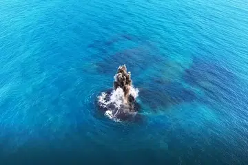 Letusan bawah laut kelihatan memuntahkan bahan gunung berapi ke permukaan laut di sekitar Gunung Anak Krakatau, Selat Sunda. Siri letusan pada September 2026 menyebabkan pengumpulan abu, batuan dan lava sehingga membentuk daratan baharu seluas kira-kira 32.8 hektar di kawasan itu.