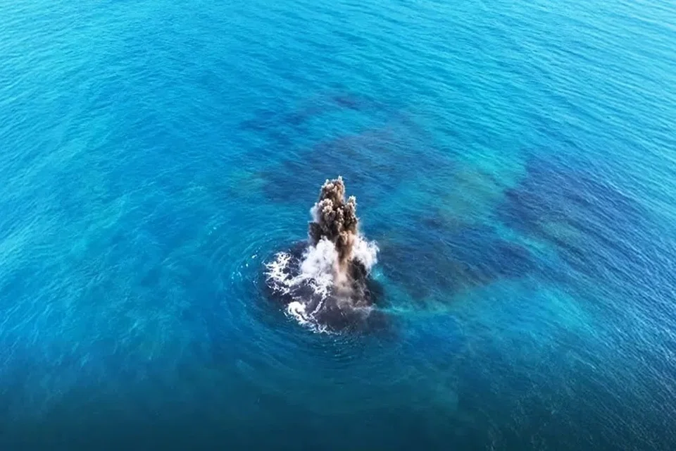Letusan bawah laut kelihatan memuntahkan bahan gunung berapi ke permukaan laut di sekitar Gunung Anak Krakatau, Selat Sunda. Siri letusan pada September 2026 menyebabkan pengumpulan abu, batuan dan lava sehingga membentuk daratan baharu seluas kira-kira 32.8 hektar di kawasan itu.