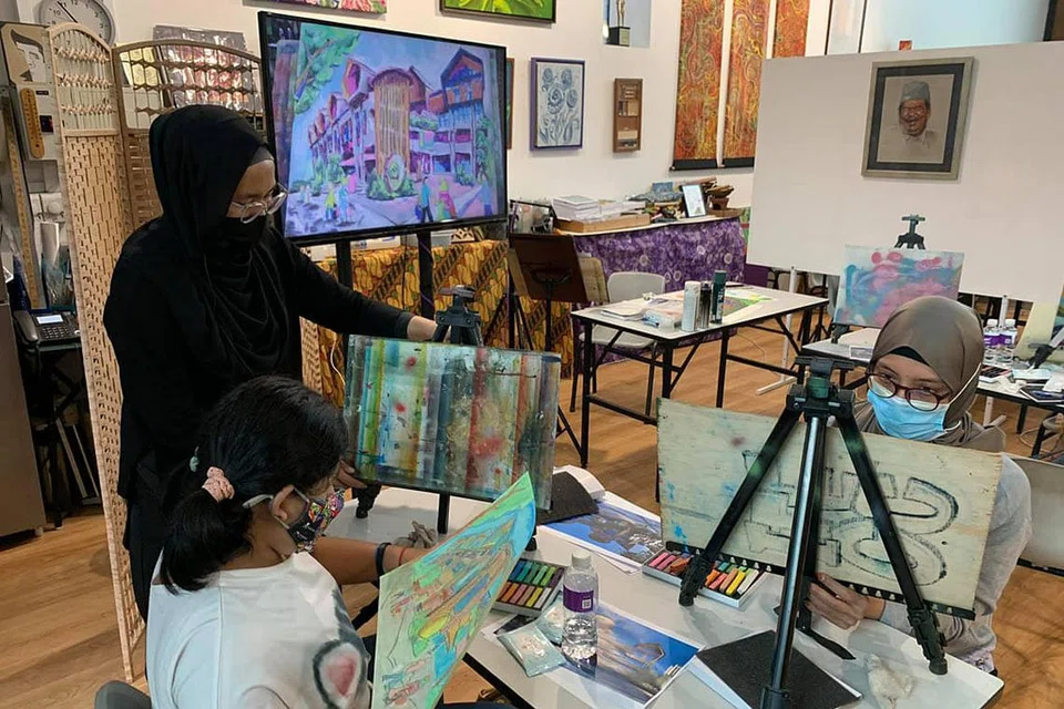 SERONOK JANA KARYA: Penganjur pameran SeniKita berharap peserta akan teruja dengan setiap kreativiti yang disalurkan di samping peka dengan keperluan masyarakat majmuk agar karya tidak menyinggung perasaan sesiapa. - Foto KAMAL ARTS LTD