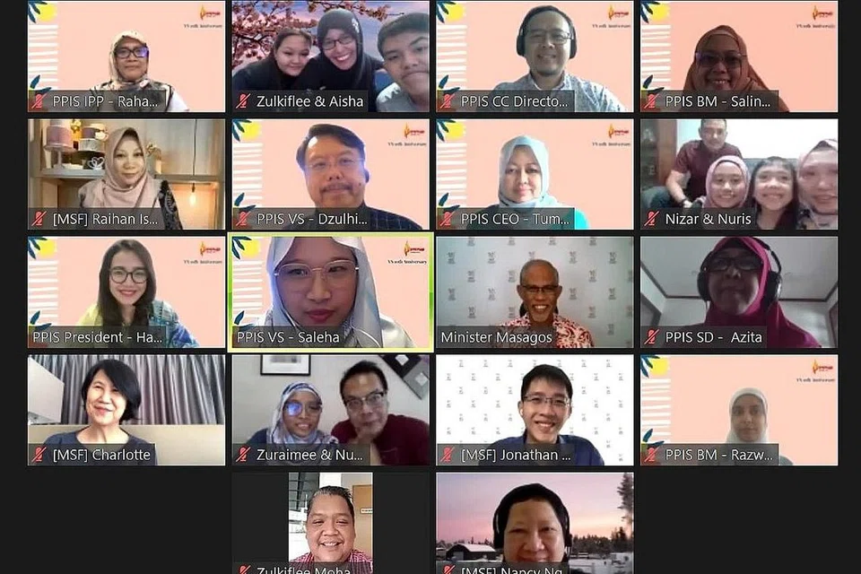 BINA DAYA TAHAN: Pusat perkhidmatan bagi kel`uarga tiri, PPIS Vista Sakinah, menyambut ulang tahun ke-10 secara dalam talian semalam bersama Menteri Pembangunan Sosial dan Keluarga, Encik Masagos Zulkifli (dua dari kanan dan tiga dari atas) dan presiden PPIS Cik Hazlina Abdul Halim (kiri, tiga dari atas). - Foto PPIS