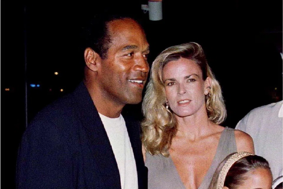 O.J. Simpson bersama bekas isterinya, Nicole Simpson, dan anak-anak mereka Sidney Brooke dan Justin pada Mac 1994. 