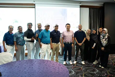Menteri Negara Kanan (Pertahanan merangkap Kemampanan dan Sekitaran), Encik Zaqy Mohamad (enam dari kanan); Editor Berita Harian, Encik Nazry Mokhtar (tujuh dari kanan); dan Pengarah Eksekutif AMP Singapura, Encik Mohksin Rashid (lima dari kanan) bersama jawatankuasa penganjur acara Golf Amal BH-AMP. 