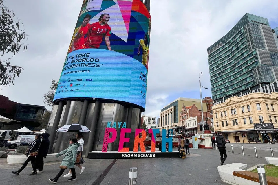 BAHANG DIRASAI: Iklan bagi Piala Dunia Wanita Fifa yang dipaparkan di skirn gergasi di Perth mencerminkan keghairahan yang dirasakan di sana menjelang kejohanan tersebut.