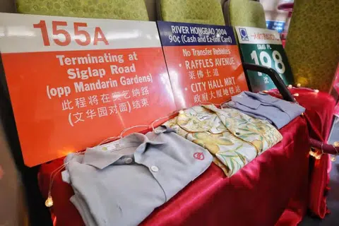 Komponen bas vintaj seperti papan tanda serta pakaian seragam menghiasi bahagian dalaman Coffee Bus ketika ia berhenti di Pusat Tukaran bas Toa Payoh pada 14 Mei.