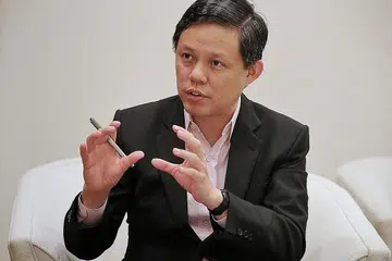BANTU WARGA HARUNGI PERUBAHAN:Encik Chan Chun Sing menyebut beberapa inisiatif yang menjadi sebahagian usaha bagi membantu warga Singapura mengharungi perubahan dalam ekonomi tidak menentu, serta menyertai sektor lebih mampan yang boleh menawarkan pertumbuhan gaji lebih baik. - Foto BM oleh GAVIN FOO
