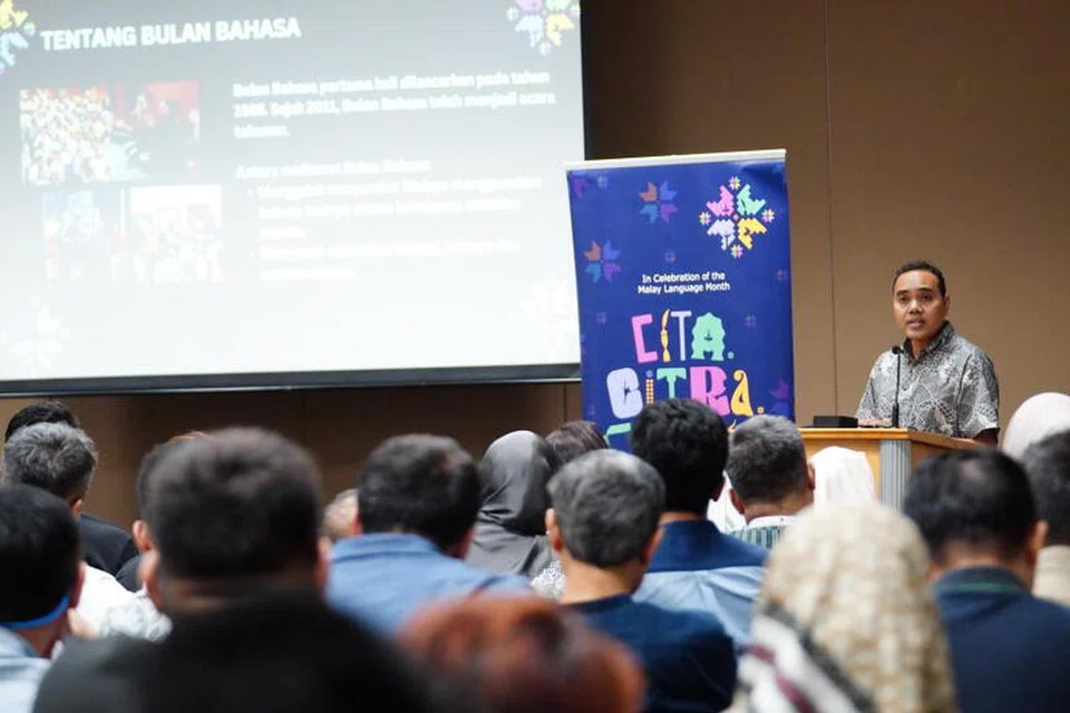 Pengerusi jawatankuasa Bulan Bahasa 2025, Encik Zhulkarnain Abdul Rahim memberi taklimat kepada 97
wakil Jawatankuasa Eksekutif Kegiatan Melayu (MAEC), rakan kongsi terdahulu dan rakan kongsi pembiayaan serta tempat yang hadir di Bangunan Lembaga Perpustakaan Negara pada 21 Februari 2025.