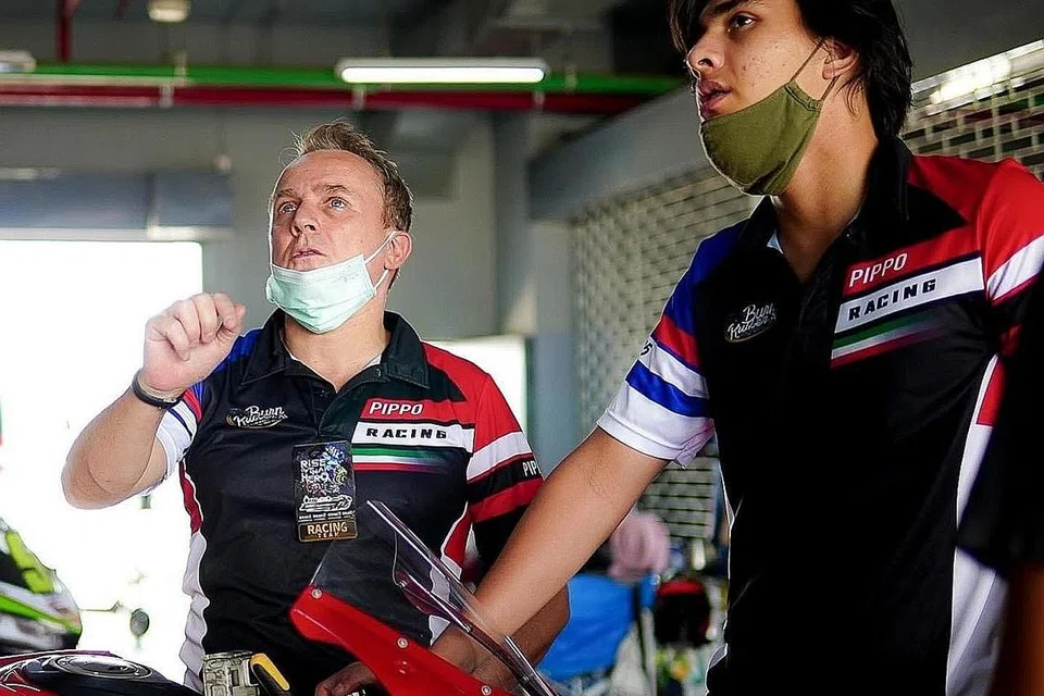DAPATKAN NASIHAT: Remaja berusia 16 tahun itu mendapatkan beberapa tip dari bapanya, Gianluca Lozzi (kiri) semasa membuat persediaan sebelum perlumbaan. 