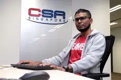 TUGAS MENCABAR: Tugas Encik Muhammad Hatib Abdul Aziz sebagai konsultan di Agensi Keselamatan Siber Singapura adalah untuk mencipta dan melaksanakan senario pencerobohan data terhadap sistem IT syarikat bagi menilai pertahanan mereka daripada ancaman siber. - Foto-foto BH oleh KHALID BABA