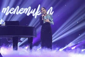 TIDAK MENGHAMPAKAN: Suki Low dipuji Datuk Norman Abdul Halim kerana memberi persembahan bertaraf dunia, manakala Hetty Koes Endang kagum dengan penghayatannya bagi lagu Korea yang sampai ke hati ramai. - Foto ASTRO