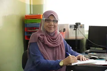 DAKAP KEMAHIRAN BARU: Ustazah Haerani, yang sebelum ini kurang mahir menggunakan teknologi, menjalani latihan yang disediakan Andalus supaya dapat mengadakan kelas dalam talian semasa pandemik Covid-19. - Foto BH oleh ZULAIQAH ABDUL RAHIM